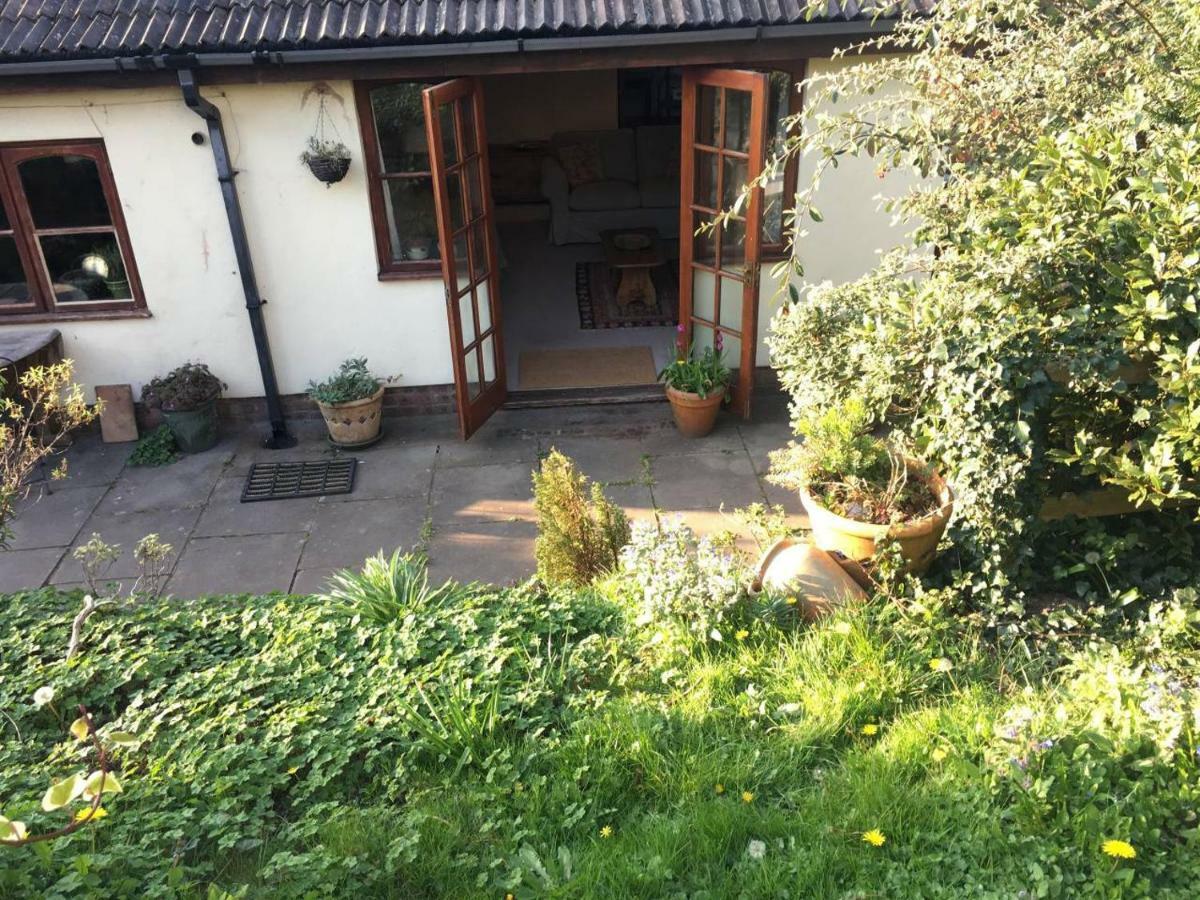Secret Garden Cottage Exeter Exterior photo